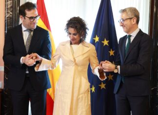 Bruselas advierte a España de que bajar al 10% el IVA de los carburantes vulnera las normas europeas | Economía