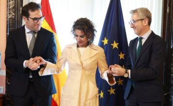 Bruselas advierte a España de que bajar al 10% el IVA de los carburantes vulnera las normas europeas | Economía