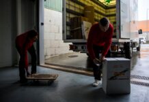 Una vida entre cajas: la crisis de la vivienda obliga a los hijos a mudarse más veces que sus padres | Vivienda | Economía