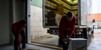 Una vida entre cajas: la crisis de la vivienda obliga a los hijos a mudarse más veces que sus padres | Vivienda | Economía