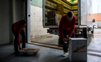 Una vida entre cajas: la crisis de la vivienda obliga a los hijos a mudarse más veces que sus padres | Vivienda | Economía