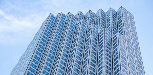 Estas son las 16 joyas de la corona de Amancio Ortega, en imágenes: de la Torre Picasso a la sede de Amazon