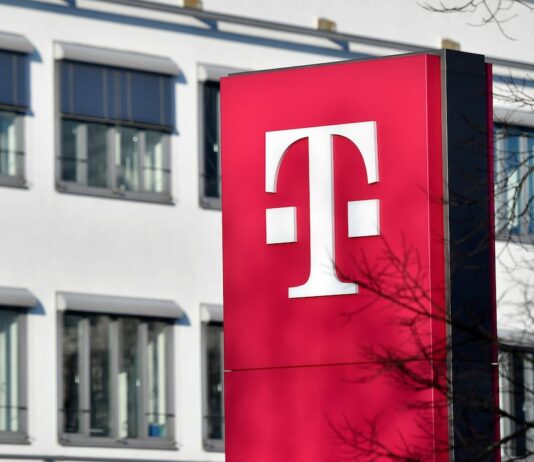 Deutsche Telekom estudia una megafusión con T-Mobile para crear la mayor operadora del mundo | Economía
