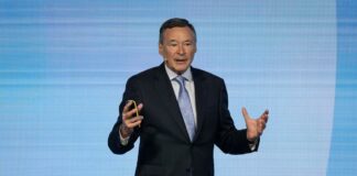 Indra nombra presidente no ejecutivo a Ángel Simón y asciende a De los Mozos a “primer” directivo | Economía