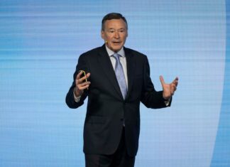 Indra nombra presidente no ejecutivo a Ángel Simón y asciende a De los Mozos a “primer” directivo | Economía