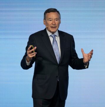 Indra nombra presidente no ejecutivo a Ángel Simón y asciende a De los Mozos a “primer” directivo | Economía