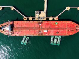 Por qué la rebaja del precio del petróleo tardará en llegar al surtidor de gasolina | Economía