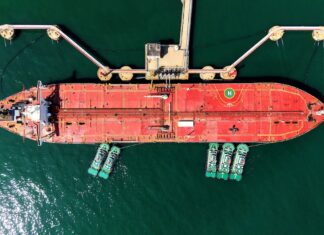 Por qué la rebaja del precio del petróleo tardará en llegar al surtidor de gasolina | Economía