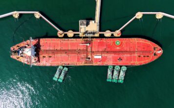 Por qué la rebaja del precio del petróleo tardará en llegar al surtidor de gasolina | Economía