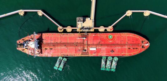 Por qué la rebaja del precio del petróleo tardará en llegar al surtidor de gasolina | Economía