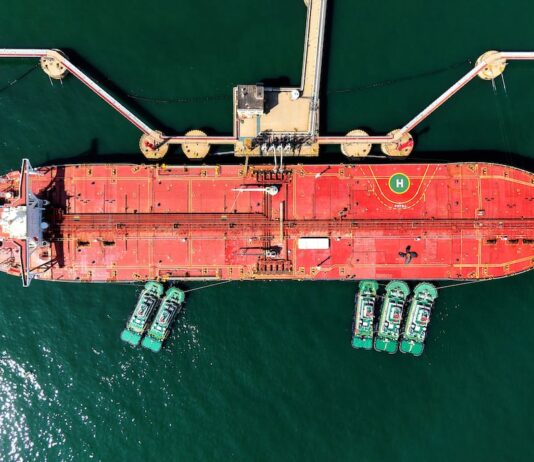 Por qué la rebaja del precio del petróleo tardará en llegar al surtidor de gasolina | Economía