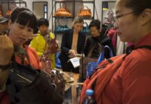 El récord turístico dispara un 19% las devoluciones del IVA por compras a los viajeros extracomunitarios | Economía