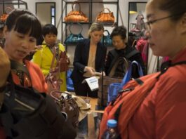 El récord turístico dispara un 19% las devoluciones del IVA por compras a los viajeros extracomunitarios | Economía