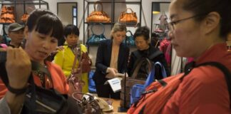 El récord turístico dispara un 19% las devoluciones del IVA por compras a los viajeros extracomunitarios | Economía