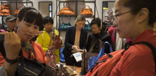 El récord turístico dispara un 19% las devoluciones del IVA por compras a los viajeros extracomunitarios | Economía