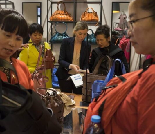 El récord turístico dispara un 19% las devoluciones del IVA por compras a los viajeros extracomunitarios | Economía