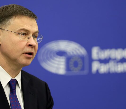 Bruselas responde a los gobiernos que piden gravar los beneficios extraordinarios de las energéticas: “Nada lo impide” | Economía