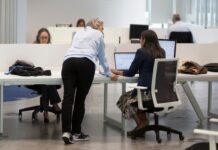 ¿La inteligencia artificial ya destruye empleo en España? La ocupación retrocede en el sector tecnológico