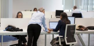 ¿La inteligencia artificial ya destruye empleo en España? La ocupación retrocede en el sector tecnológico