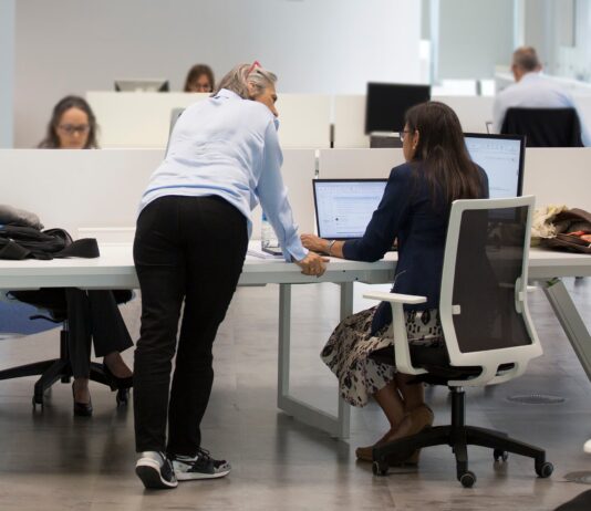 ¿La inteligencia artificial ya destruye empleo en España? La ocupación retrocede en el sector tecnológico