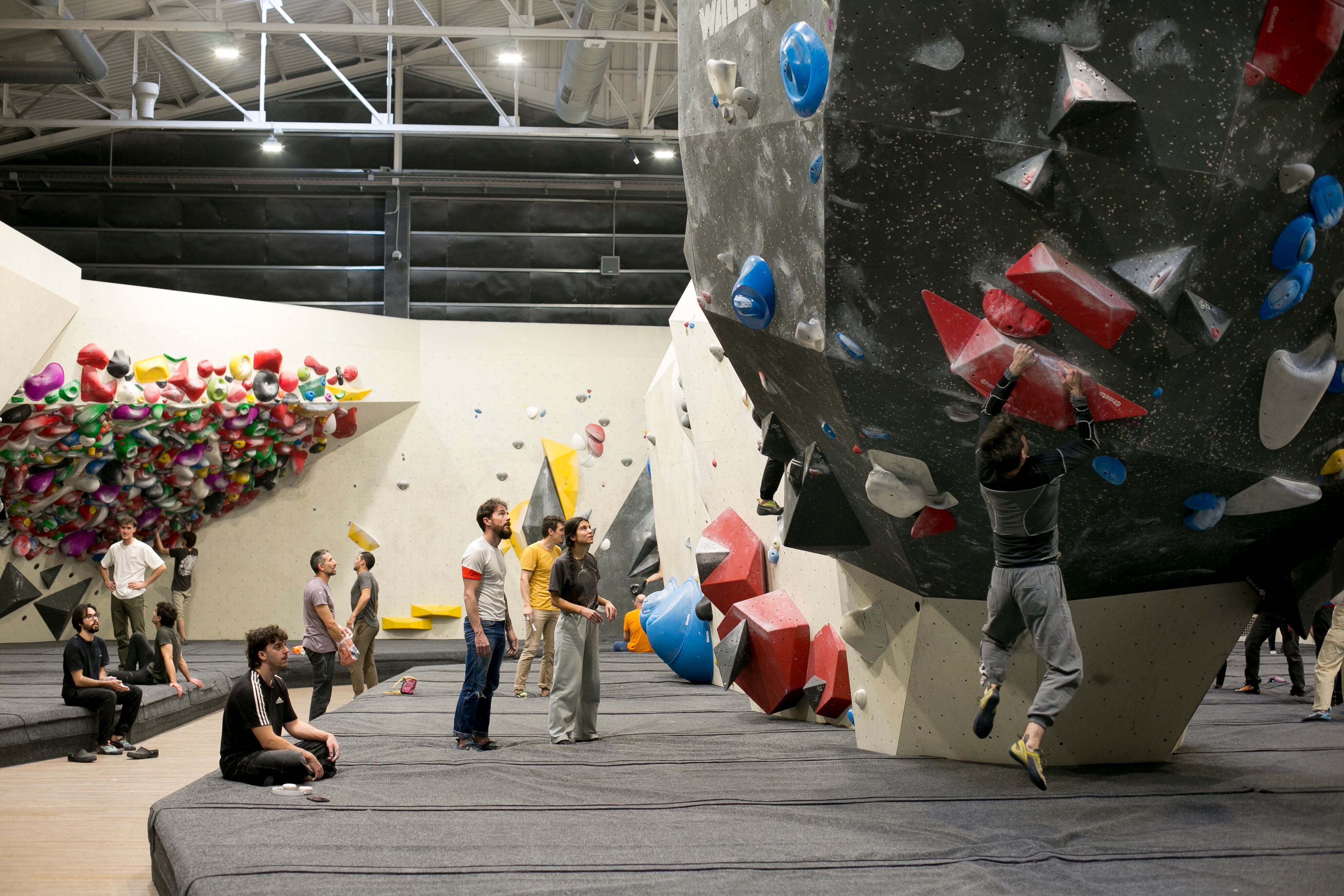 Zona de 'boulder' en el rocódromo de Sputnik situado en Las Rozas, Madrid.