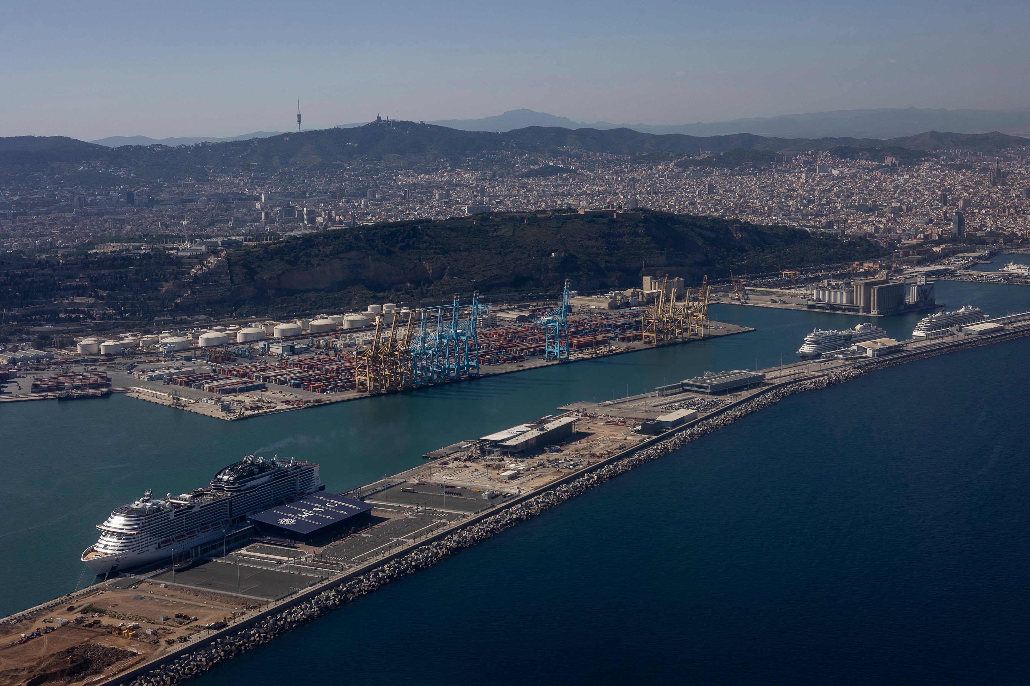 Vista del puerto de Barcelona con tres cruceros amarrados, el pasado jueves.