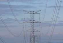 El desastre eléctrico no lo arregla otro impuesto | Opinión