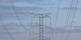 El desastre eléctrico no lo arregla otro impuesto | Opinión