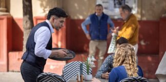 España ganó en abril un récord de 97.000 empleos extranjeros y alcanza un total de 3,25 millones | Economía