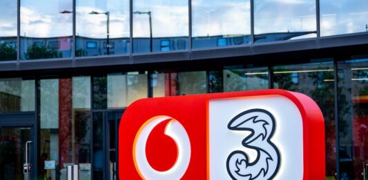 Vodafone comprará la participación de CK Hutchison en VodafoneThree por 4.900 millones | Empresas