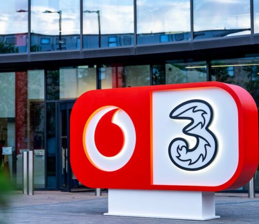Vodafone comprará la participación de CK Hutchison en VodafoneThree por 4.900 millones | Empresas