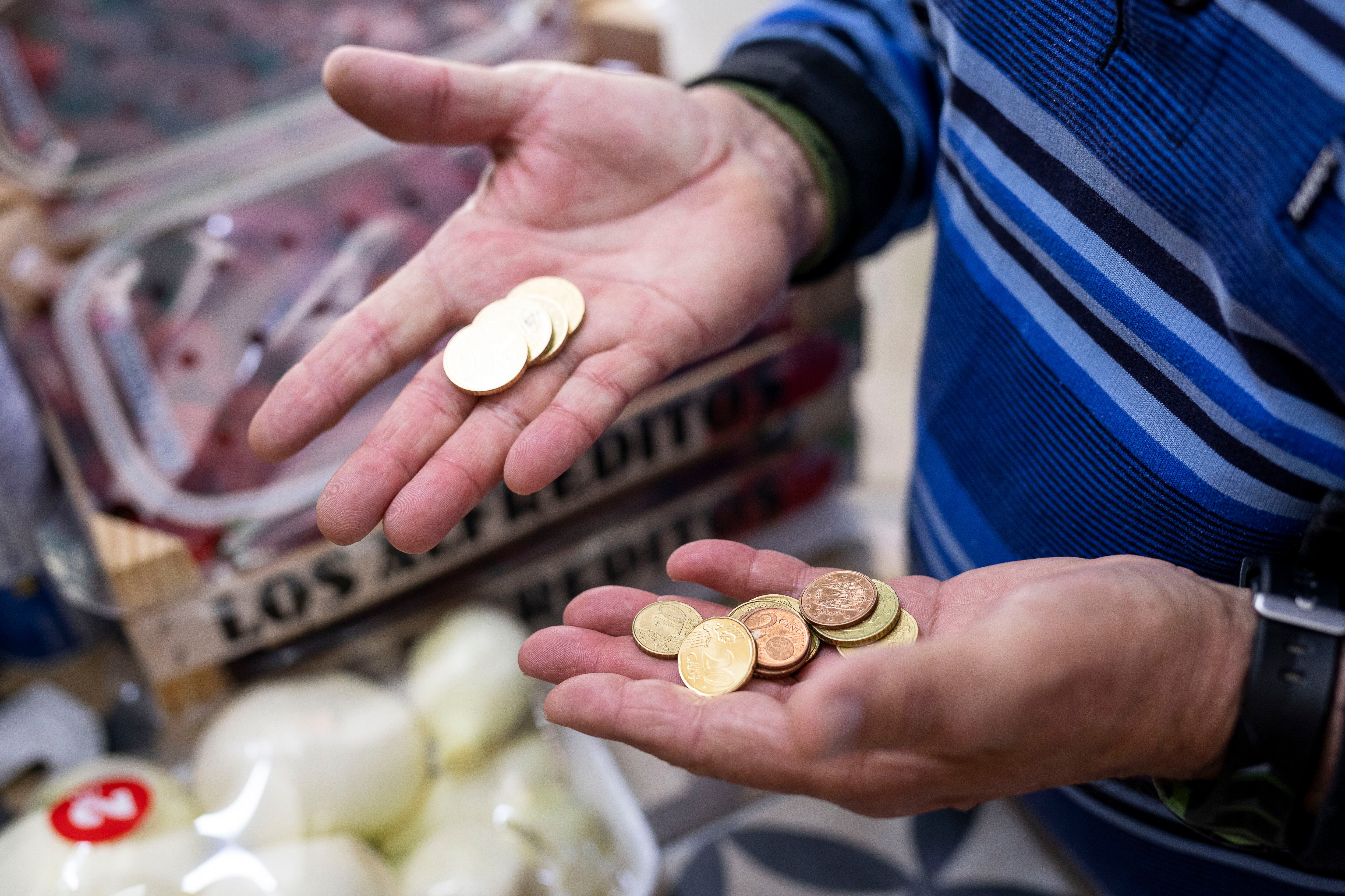 Un cliente pagando la compra en efectivo con monedas.
INFLACIÓN, CESTA DE LA COMPRA, PRECIOS, SUBIDA DE PRECIOS
