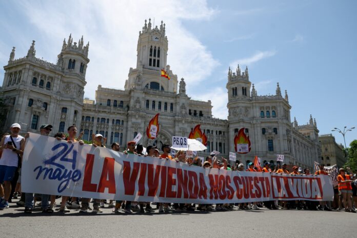 Cientos-de-personas-se-manifiestan-en-Madrid-en-defensa-de.JPG