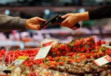De saldar deudas entre amigos a pagar la compra en el super: Bizum da el salto al comercio físico