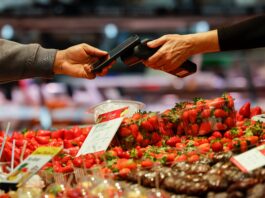 De saldar deudas entre amigos a pagar la compra en el super: Bizum da el salto al comercio físico