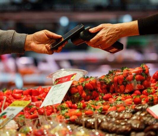 De saldar deudas entre amigos a pagar la compra en el super: Bizum da el salto al comercio físico