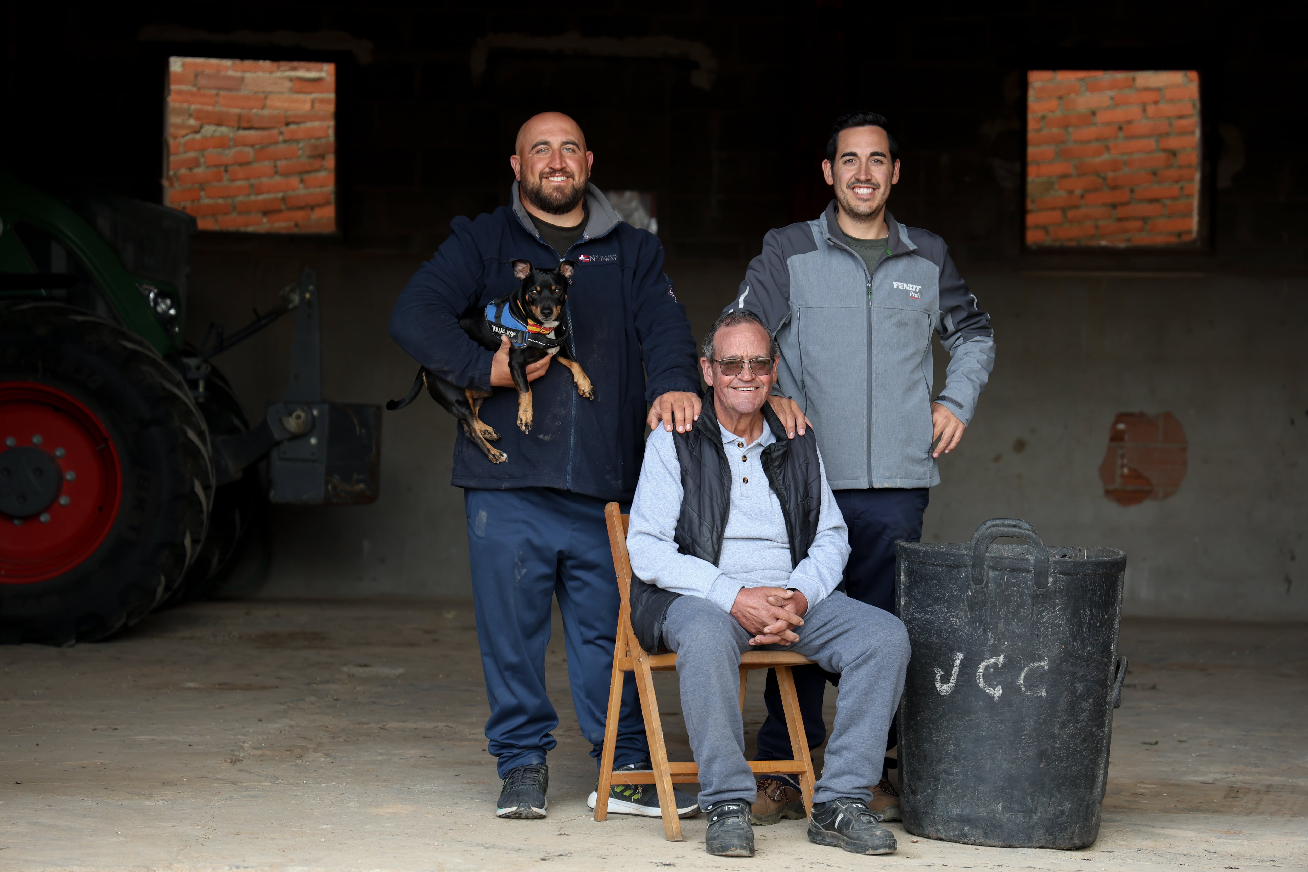 En el centro de la imagen Miguel Díaz García junto a sus hijos Miguel Ángel Díaz (izquierda) y Adrian Díaz (derecha), una familia dedicada a la agricultura, en Villarejo de Salvanés (Madrid) el 10 de marzo