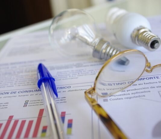 El recibo de la luz y los cortes de Internet encabezan las quejas de los consumidores