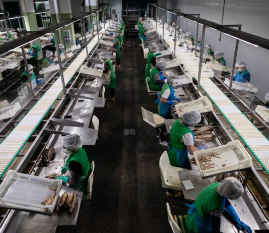 El sector alimentario pide ayudas directas y suspender el impuesto al plástico para paliar la crisis de Irán