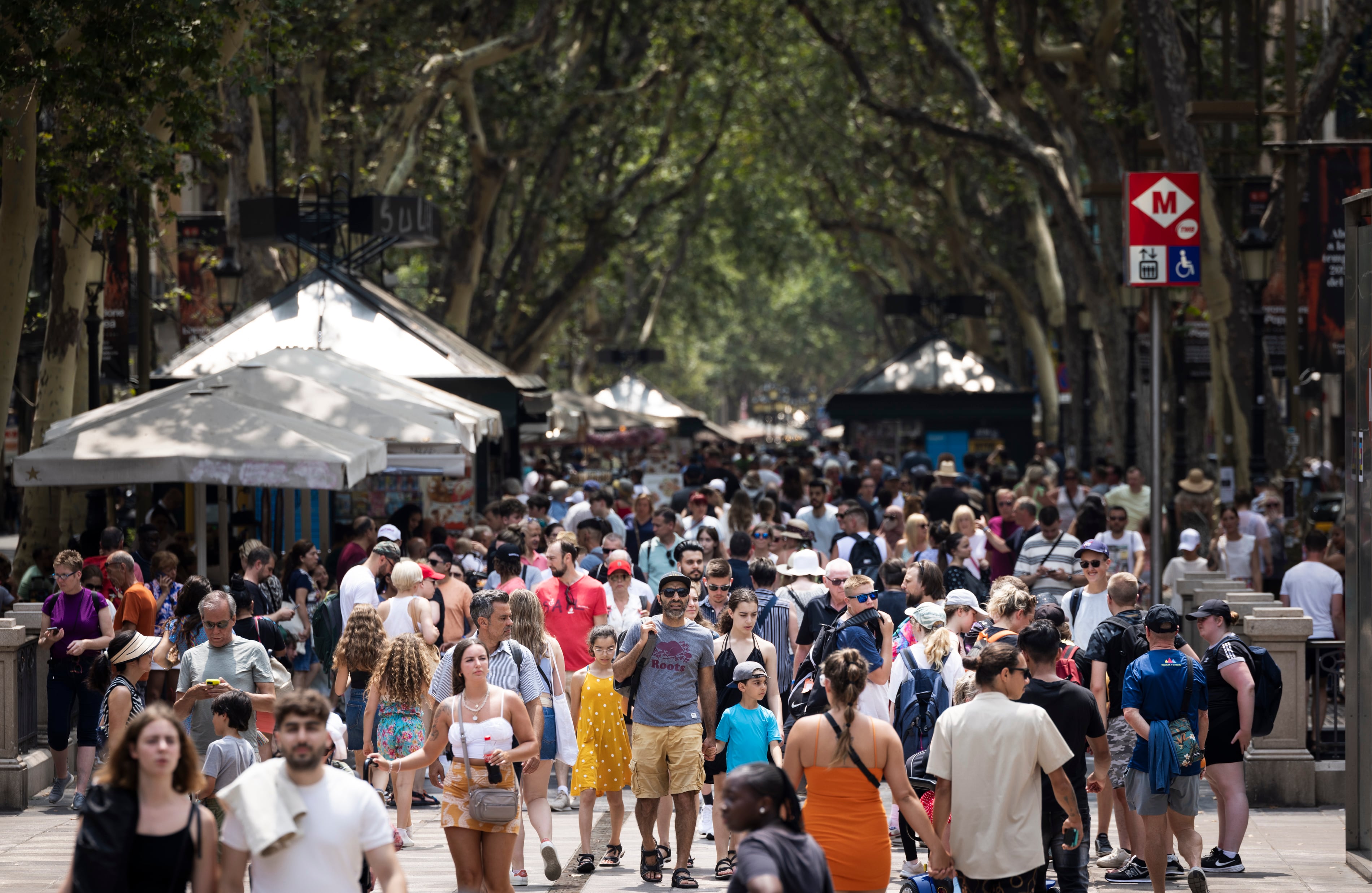Vista de las Ramblas de Barcelona, una de las calles con mayor afluencia de turistas en la ciudad, en una imagen de archivo. 