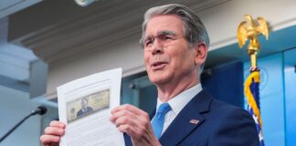 Una nueva iniciativa a mayor gloria de Trump: imprimir billetes de 250 dólares con su cara | Economía