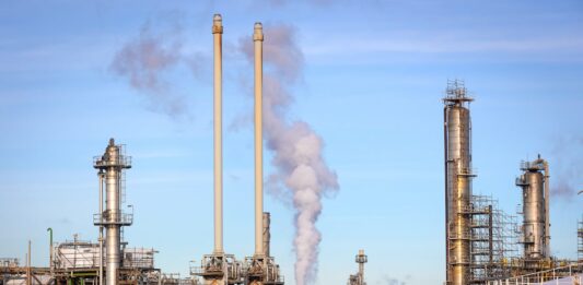 ‘Max jet’: las refinerías europeas cambian gasóleo y lubricantes por queroseno para conjurar la crisis | Economía