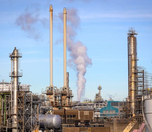 ‘Max jet’: las refinerías europeas cambian gasóleo y lubricantes por queroseno para conjurar la crisis | Economía