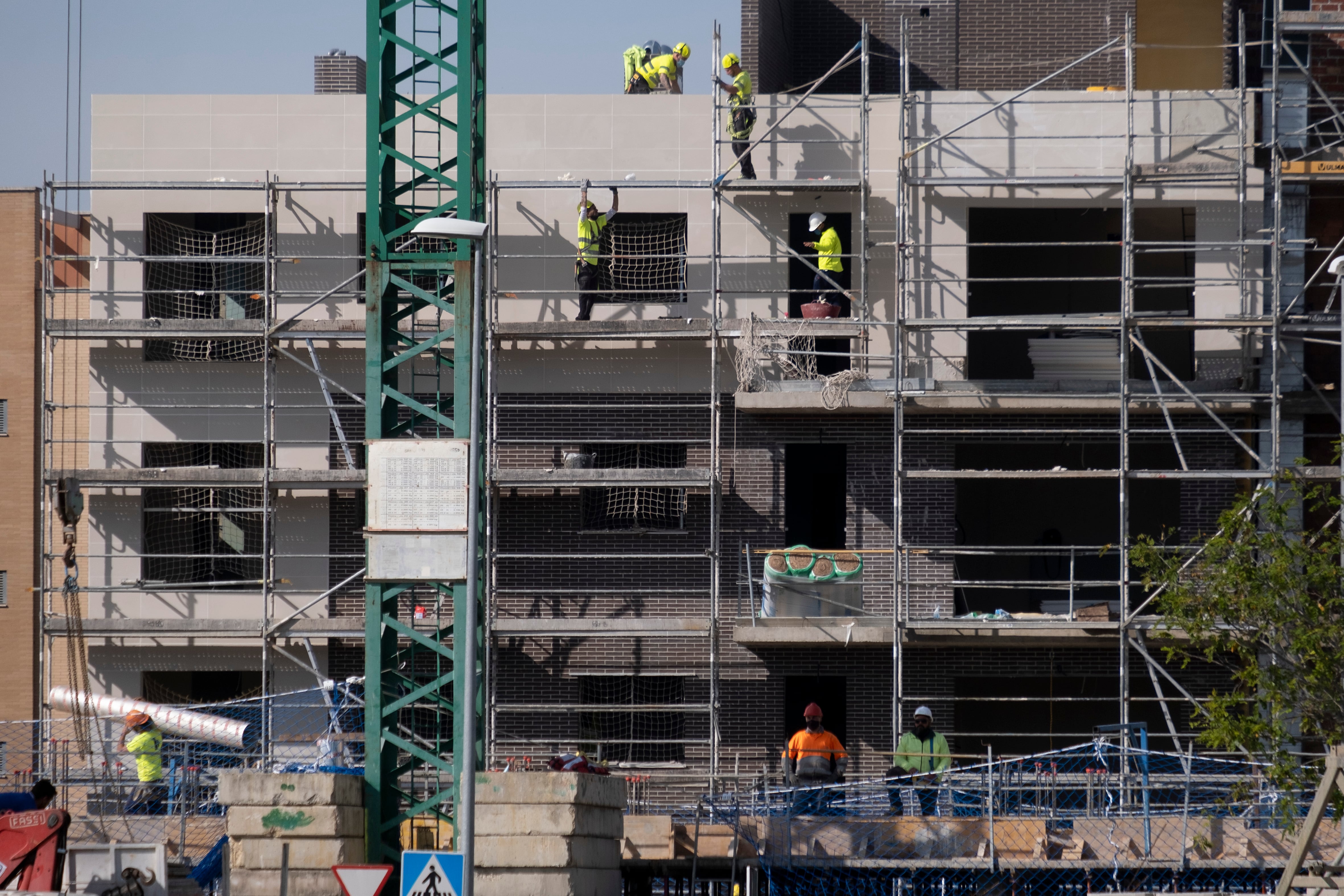 Trabajadores de la construcción, en enero de 2021 en Sevilla.
