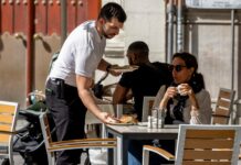La doble realidad del empleo en el turismo: récord de contrataciones, máximos de precariedad