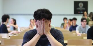 La nueva PAU quería ser menos memorística, pero los alumnos siguen aprendiendo cómo pasar el examen