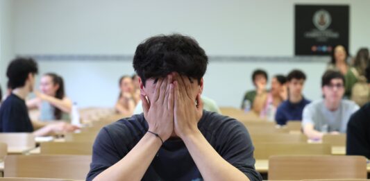 La nueva PAU quería ser menos memorística, pero los alumnos siguen aprendiendo cómo pasar el examen
