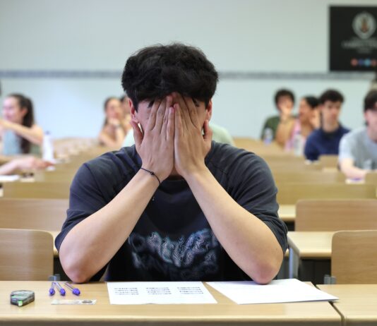 La nueva PAU quería ser menos memorística, pero los alumnos siguen aprendiendo cómo pasar el examen