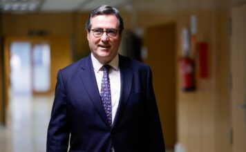 La patronal vuelve a la negociación para reformar la indemnización por despido e insiste en su rechazo a elevarla