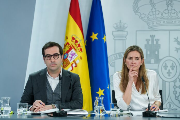 La-plana-mayor-del-Gobierno-se-reune-con-patronal-y.jpg